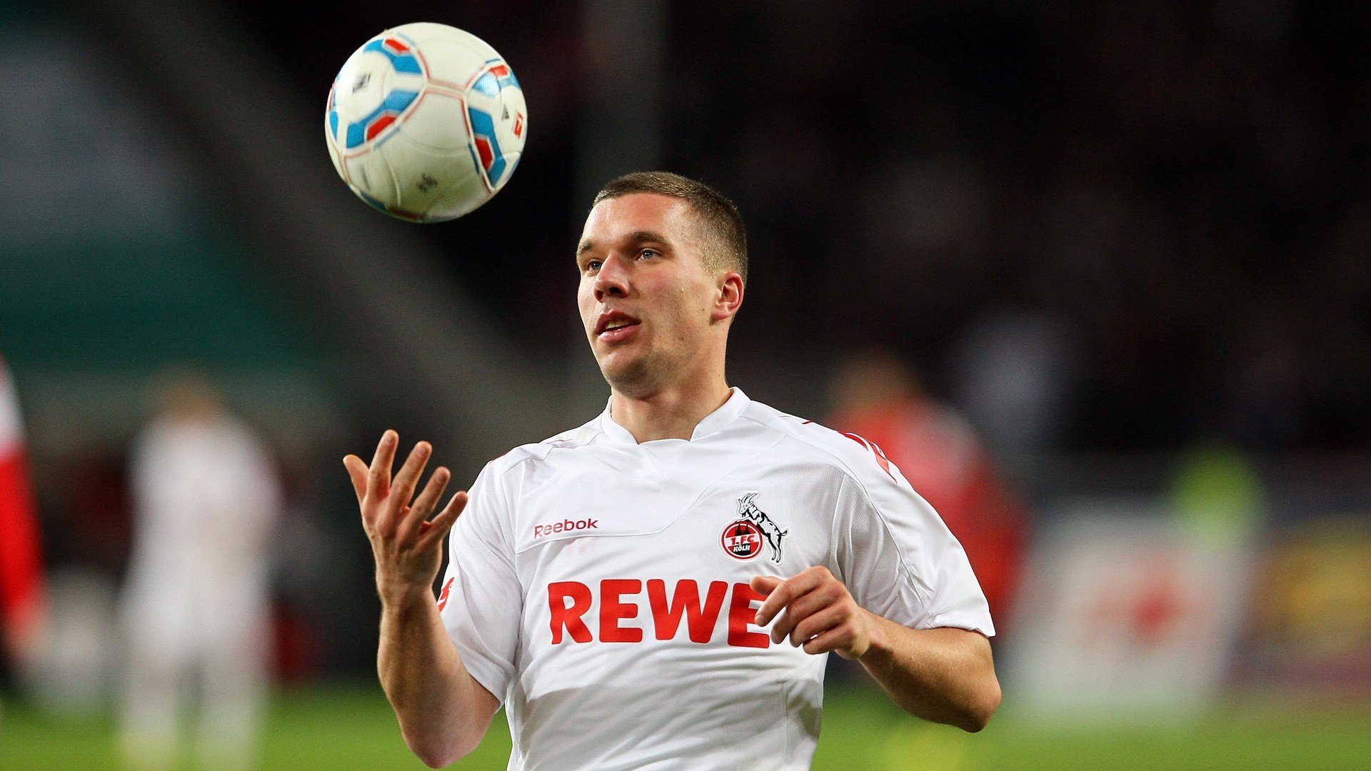 主教练罗纳德·科曼在欧洲杯前面临伤病困扰，弗兰基·德容和库普梅纳斯等主力缺阵。